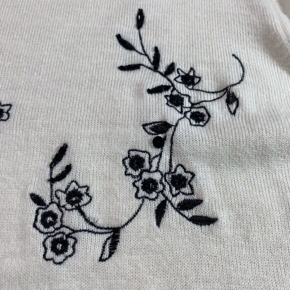 Womens Sweater Cream Black Embroidered Beaded Floral Trim Round Neck Size M - Picture 7 of 8